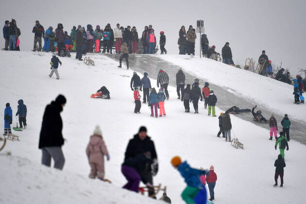 On the Riemer Berg in the Riemer Park in Munich sledders are crowded after a new snowfall on 17 01 2021 Corona rules are not respected