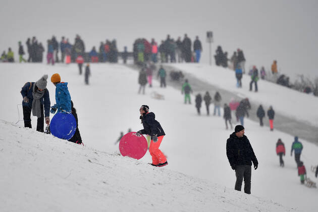 On the Riemer Berg in the Riemer Park in Munich sledders are crowded after a new snowfall on 17 01 2021 Corona rules are not respected