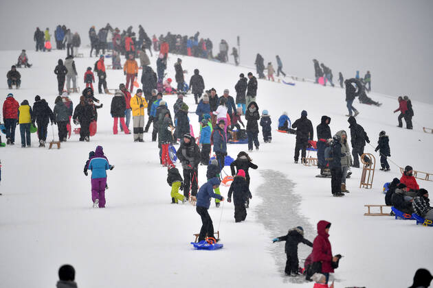 On the Riemer Berg in the Riemer Park in Munich sledders are crowded after a new snowfall on 17 01 2021 Corona rules are not respected