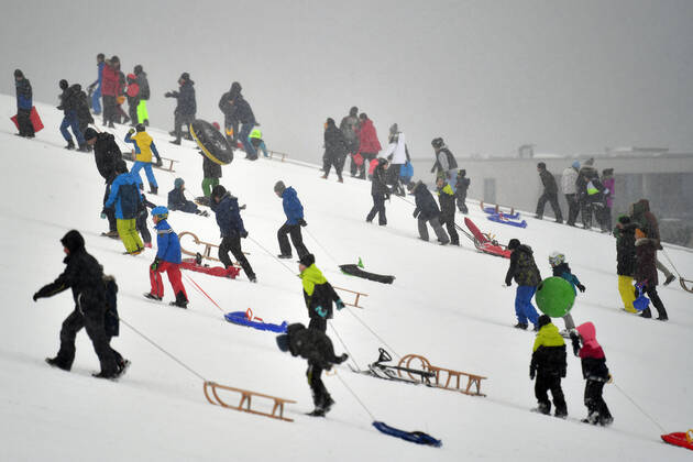 On the Riemer Berg in the Riemer Park in Munich sledders are crowded after a new snowfall on 17 01 2021 Corona rules are not respected