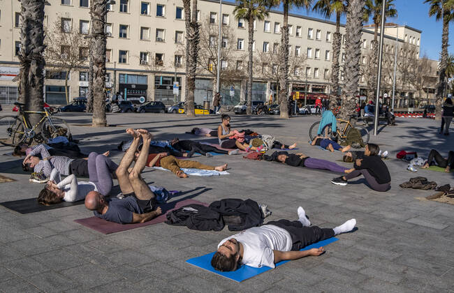 January 17, 2021, Barcelona, Catalonia, Spain: A group of people is seen practicing social sport in the Plaza del Mar in front of the beach..With public sports centers and gyms closed due to the increase in Covid-19 infections, many individual and social sports activity is taking place in public space such as open areas near the beaches. Barcelona Spain - ZUMAs197 20210117_zaa_s197_057 Copyright: xPacoxFreirex