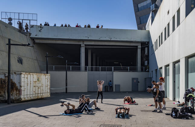 January 17, 2021, Barcelona, Catalonia, Spain: A group of people is seen participating an outdoor bodybuilding class on Passeig del Mare Nostrum..With public sports centers and gyms closed due to the increase in Covid-19 infections, many individual and social sports activity is taking place in public space such as open areas near the beaches. Barcelona Spain - ZUMAs197 20210117_zaa_s197_060 Copyright: xPacoxFreirex