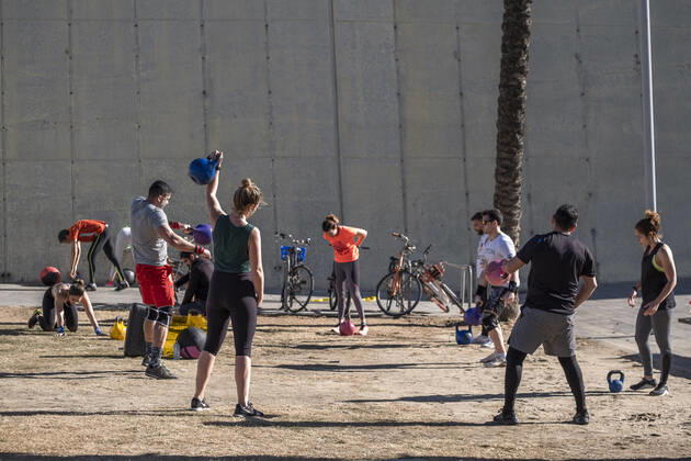 January 17, 2021, Barcelona, Catalonia, Spain: A group of people is seen participating an outdoor gymnastics class on the breakwater of Passeig del Mare Nostrum..With public sports centers and gyms closed due to the increase in Covid-19 infections, many individual and social sports activity is taking place in public space such as open areas near the beaches. Barcelona Spain - ZUMAs197 20210117_zaa_s197_064 Copyright: xPacoxFreirex