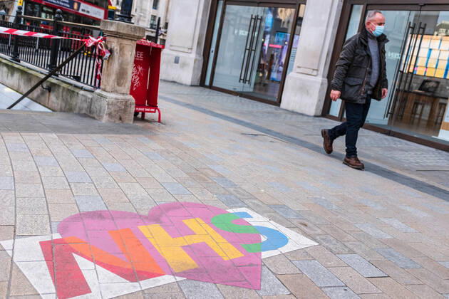 January 17, 2021, London, United Kingdom: A graffiti of NHS seen on the floor in London. London United Kingdom - ZUMAs197 20210117_zaa_s197_124 Copyright: xMayxJamesx