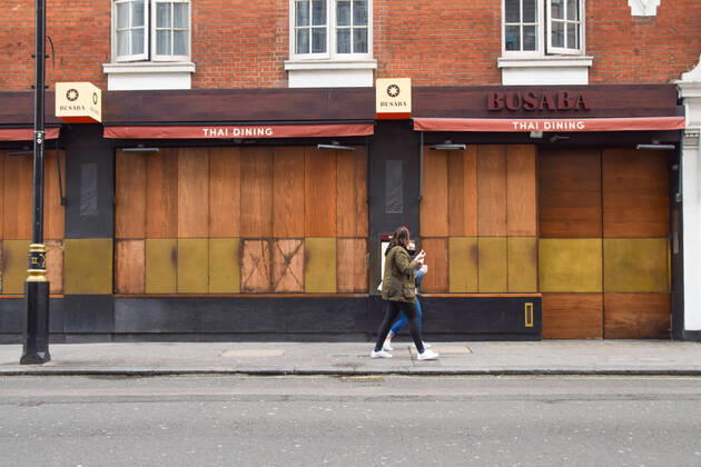 January 17, 2021, London, United Kingdom: People walk past a closed restaurant in Soho, Central London..England remains under lockdown as the government battles to keep the coronavirus pandemic under control. London United Kingdom - ZUMAs197 20210117_zaa_s197_140 Copyright: xVukxValcicx