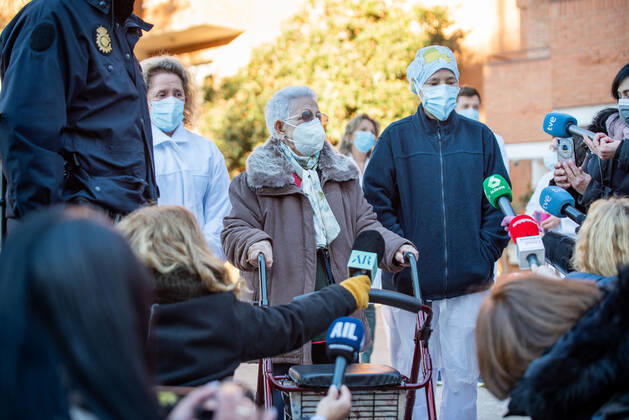 Araceli, 96, who was the first woman to be vaccinated against Covid-19 in Spain, offers statements to the media after receiving the second dose of the Pfizer-BioNTech vaccine, at the Los Olmos nursing home in Guadalajara, Castilla La-Mancha, Spain, on January 18, 2021 18 JANUARY 2021;CORONAVIRUS VACCINATION;SECOND DOSE RAFAEL MARTÃN LagenciaEP 01 18 2021 Guadalajara (Castilla-La Mancha) Guadalajara (Castilla-La Mancha) Spain Copyright: xRAFAELxMARTÃNx 3521911