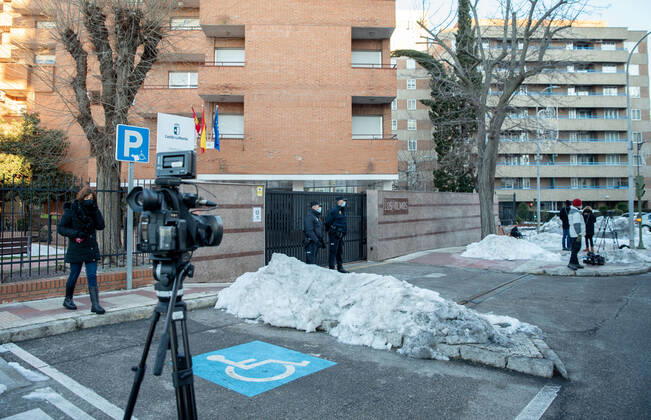 Camera outside the Los Olmos Retirement Home on the day Araceli and Monica, the longest-serving resident of the Los Olmos Retirement Home and the youngest health care worker, receive their second dose of the Pfizer-BioNTech vaccine in Guadalajara, Castilla-La Mancha (Spain), January 18, 2021. Araceli Rosario Hidalgo, an intern at Los Olmos nursing home in Guadalajara since 2013 and born in 1924, and Monica Tapias, born in 1972, an auxiliary nurse care technician (TCAE) who has been working at the centre for ten years, were the first two people to receive the COVID-19 vaccine in Spain and today they have received the second dose. 18 JANUARY 2021;CORONAVIRUS VACCINATION;SECOND DOSE RAFAEL MARTÃN LagenciaEP 01 18 2021 Guadalajara (Castill Copyright: xRAFAELxMARTÃNx 3521922