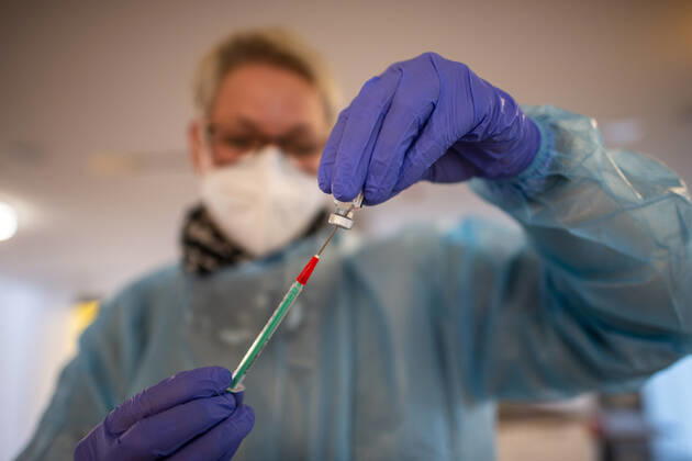Corona vaccination in a home for the elderly A doctors assistant draws up a syringe with the Corona vaccine In a home for the elderly, the residents are vaccinated against an infection with the Corona virus Two vaccinations at intervals of 21 days are necessary to build up the vaccination protection with the mRNA vaccine from BioNTech Rietberg North Rhine Westphalia Germany Copyright: xInderlied Kirchner-Mediax