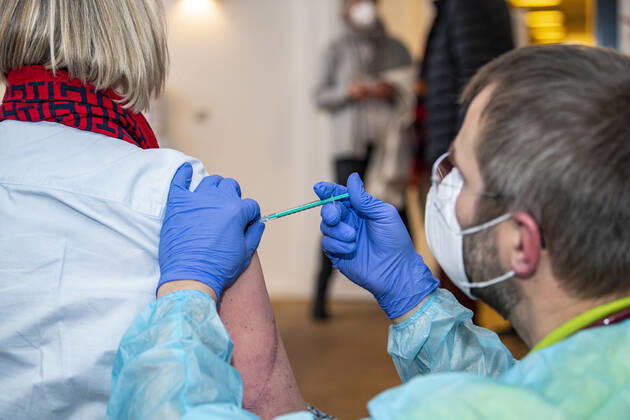 Corona vaccination in a home for the elderly A doctor gives a woman the injection with the vaccine In a home for the elderly, the residents are vaccinated against an infection with the corona virus Two vaccinations with an interval of 21 days are necessary to build up the vaccination protection with the mRNA vaccine from BioNTech Rietberg North Rhine Westphalia Germany Copyright: xInderlied Kirchner-Mediax