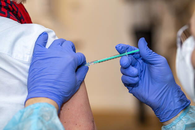 Corona vaccination in a home for the elderly A doctor gives a woman the injection with the vaccine In a home for the elderly, the residents are vaccinated against an infection with the corona virus Two vaccinations with an interval of 21 days are necessary to build up the vaccination protection with the mRNA vaccine from BioNTech Rietberg North Rhine Westphalia Germany Copyright: xInderlied Kirchner-Mediax