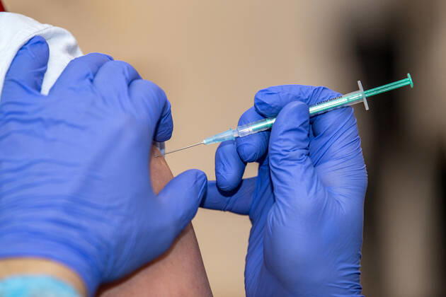 Corona vaccination in a home for the elderly A doctor gives a woman the injection with the vaccine In a home for the elderly, the residents are vaccinated against an infection with the corona virus Two vaccinations with an interval of 21 days are necessary to build up the vaccination protection with the mRNA vaccine from BioNTech Rietberg North Rhine Westphalia Germany Copyright: xInderlied Kirchner-Mediax