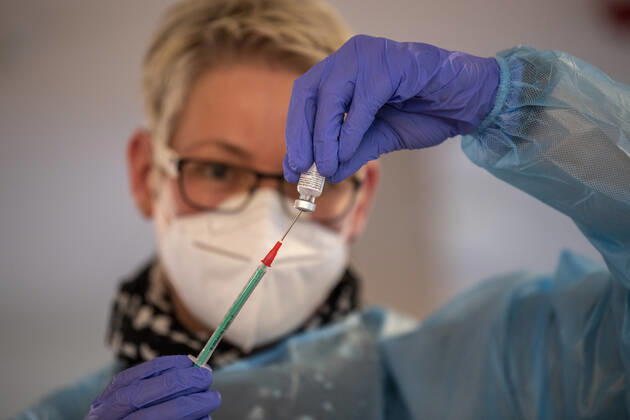 Corona vaccination in a home for the elderly A doctors assistant draws up a syringe with the Corona vaccine from BioNTech Pfizer In a home for the elderly, the residents are vaccinated against an infection with the coronavirus Two vaccinations with the mRNA vaccine from BioNTech are necessary at intervals of 21 days to build up the vaccination protection R Copyright: xInderlied Kirchner-Mediax
