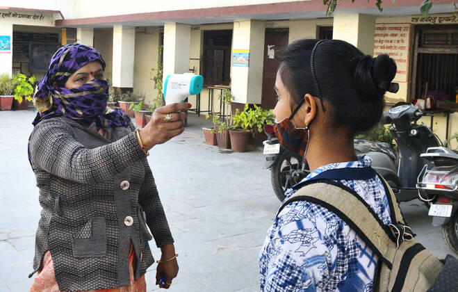 India: Schools reopened after 10 months in Rajasthan Student undergo thermal screening as she arrive to attend class at a government school that was reopened after remaining closed for 309 days due to COVID-19 pandemic in Beawar. Beawar Rajasthan India Copyright: SumitxSaraswat