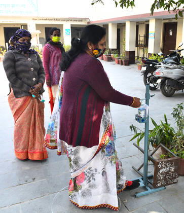 India: Schools reopened after 10 months in Rajasthan Teachers get their hands sanitised as they arrive to attend classes at a government school that was reopened after remaining closed for 309 days due to COVID-19 pandemic in Beawar. Beawar Rajasthan India Copyright: SumitxSaraswat