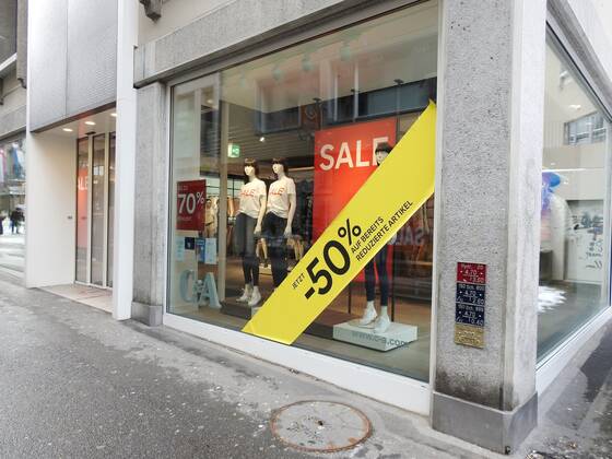 Photo Manuel Geisser 18 01 2021 Coronavirus, Lockdown picture clothing store with 50 discount Lucerne