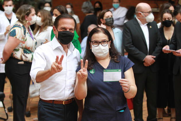 CAMPINAS, SP - 18.01.2021: VACINAS DA CORONAVAC CHEGAM EM CAMPINAS - Nurse Liane Santana Mascarenhas Tinoco, 48, born in Bahia. nursing technician who works in the front line to fight the coronavirus (covid-19) was the first campineira to be vaccinated on the afternoon of Monday 18, at Unicamp in Campinas (SP), Governor Jão Doria was present at the act of vaccination . x2019946x  LeandroxFerreira