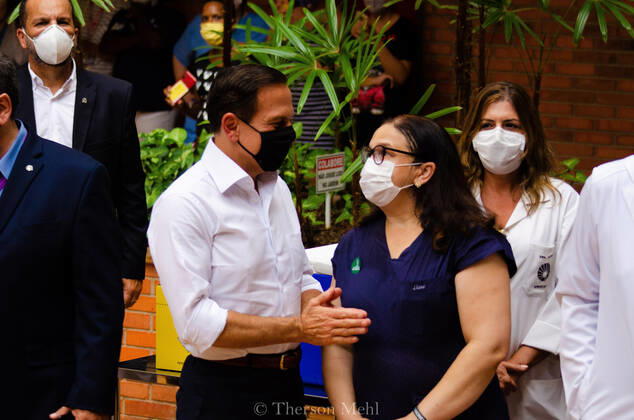 CAMPINAS, SP - 18.01.2021: PRIMEIRA VACINA APLICADA NO HC DA UNICAMP - Application of the first vaccine against covid 19 at Hospital das Clinicas at Unicamp in Campinas. Governor João Doria followed the application. x2019968x  ThersonxMehl