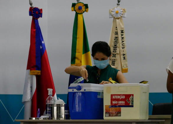 MANAUS, AM - 19.01.2021: ABERTURA DE VACINAÇÃO EM MANAUS - Three health professionals are vaccinated in Manaus (AM), at the opening of the vaccination campaign against Covid-19, this Tuesday morning (19), in the auditorium of the Manaus City Hall. In the photo, health surveillance officer. prepares the vaccine. x2020377x  SandroxPereira