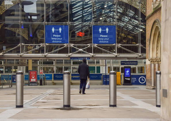 January 19, 2021, London, United Kingdom: Social distancing signs at a quiet Liverpool Street Station in London..England remains under lockdown as the government battles to keep the coronavirus pandemic under control. London United Kingdom - ZUMAs197 20210119_zab_s197_014 Copyright: xVukxValcicx