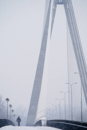 (210120) -- WARSAW, Jan. 20, 2021 -- A man walks on a bridge over the Vistula river in Warsaw, Poland, on Jan. 19, 2021. (Photo by Xinhua) POLAND-WARSAW-DAILY LIFE JaapxArriens 