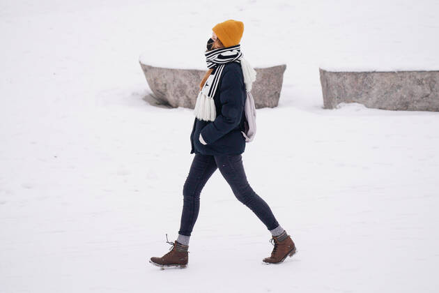(210120) -- WARSAW, Jan. 20, 2021 -- A woman with a face mask walks on a snow-covered boulevard along the Vistula river in Warsaw, Poland, on Jan. 19, 2021. (Photo by Xinhua) POLAND-WARSAW-DAILY LIFE JaapxArriens 