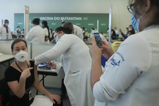 (210120) -- SAO PAULO (BRAZIL), Jan. 20, 2021 -- A medical worker receives a dose of the CoronaVac vaccine in Sao Paulo, Brazil, on January 19, 2021. Brazil launched a mass immunization campaign against the COVID-19 pandemic in every state starting at 5:00 p.m. Monday local time (2000 GMT). The initial plan was to begin nationwide vaccination on Wednesday, but the date was moved up in response to the request of state governors, said Minister of Health Eduardo Pazuello. (Photo by Rahel Patrasso Xinhua) BRAZIL-SAO PAULO-COVID-19-VACCINE GongxRuohan 