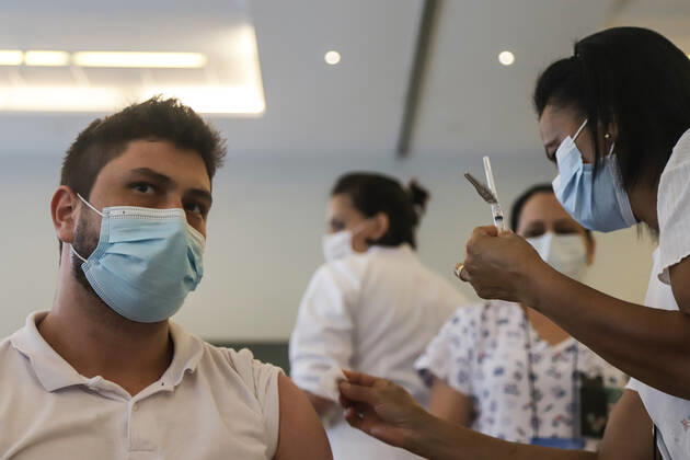 (210120) -- SAO PAULO (BRAZIL), Jan. 20, 2021 -- A medical worker receives a dose of the CoronaVac vaccine in Sao Paulo, Brazil, on January 19, 2021. Brazil launched a mass immunization campaign against the COVID-19 pandemic in every state starting at 5:00 p.m. Monday local time (2000 GMT). The initial plan was to begin nationwide vaccination on Wednesday, but the date was moved up in response to the request of state governors, said Minister of Health Eduardo Pazuello. (Photo by Rahel Patrasso Xinhua) BRAZIL-SAO PAULO-COVID-19-VACCINE GongxRuohan 