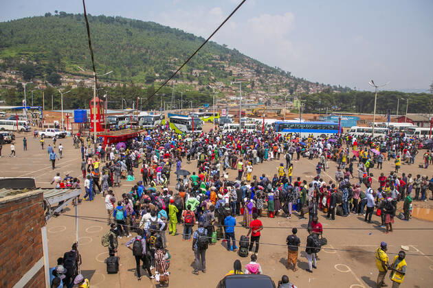 (210120) -- KIGALI, Jan. 20, 2021 -- Passengers wait to take buses to return home outside Kigali, Rwanda, on Jan. 19, 2021. Rwandan cabinet on Monday brought the capital city of Kigali back to a lockdown due to a surge in COVID-19 cases. The lockdown, which became effective immediately and will be reviewed after 15 days, prohibits unnecessary movements in the city. (Photo by Xinhua) RWANDA-KIGALI-COVID-19-LOCKDOWN CyrilxNdegeya 