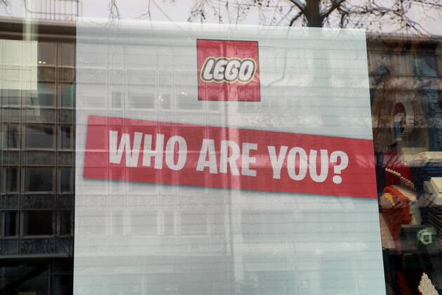 20 01 2021, Berlin, Germany Lockdown due to the Corona Pandemic in Germany Photo Who are you at a shop window in Tauentzienstrasse