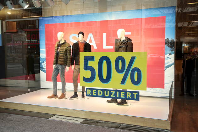20 01 2021, Berlin, Germany Lockdown due to the Corona Pandemic in Germany Photo shop window with a notice of discount in Tauentzienstrasse