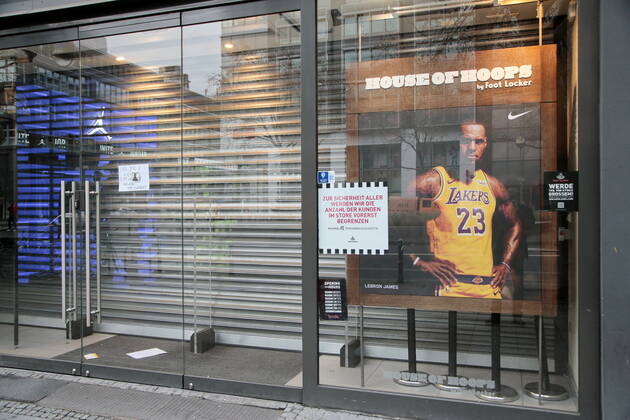 20 01 2021, Berlin, Germany Lockdown due to the Corona pandemic in Germany Photo notice on a shop window in Tauentzienstrasse