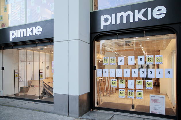 20 01 2021, Berlin, Germany Lockdown due to Corona Pandemic in Germany photo pimkie store with notice We are closing at Kurfuerstendamm