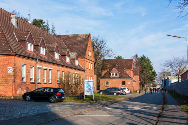 On the former site of the mfg5 naval air wing of the German Federal Armed Forces, a commercial and residential quarter is planned by the Kiel city planning department.