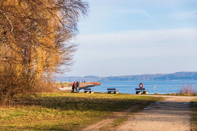 On the former site of the mfg5 naval air wing of the German Federal Armed Forces, a commercial and residential quarter is planned by the Kiel city planning department.