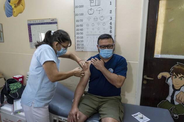 Coronavirus in Argentinien, Impfungen beginnen January 20, 2021, Firmat, Santa Fe, Argentina: Argentina carries on the COVID-19 vaccination campaign. 21 days after receiving a shot of the first dose, healthcare workers are starting to get the second Sputnik V vaccine shot. Firmat Argentina - ZUMAm105 20210120_zaf_m105_004 Copyright: xPatricioxMurphyx