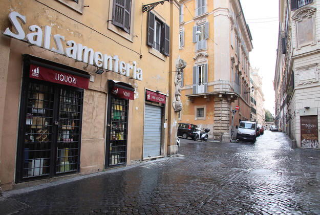 Rome, Shops and commercial activities in the center of Rome closed due to government restrictions caused by the Covid 19 Pictured pandemic:  Copyright: xPieroxTenaglix xIPAx xPieroxTenaglix