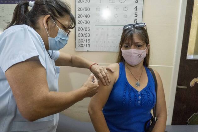 Coronavirus in Argentinien, Impfungen beginnen January 20, 2021, Firmat, Santa Fe, Argentina: Argentina carries on the COVID-19 vaccination campaign. 21 days after receiving a shot of the first dose, healthcare workers are starting to get the second Sputnik V vaccine shot. Firmat Argentina - ZUMAm105 20210120_zaf_m105_015 Copyright: xPatricioxMurphyx