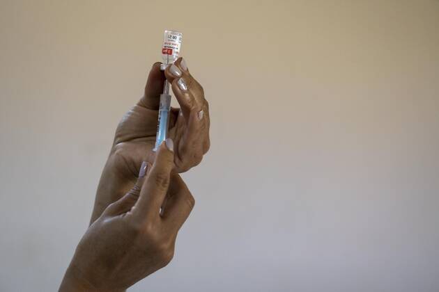 Coronavirus in Argentinien, Impfungen beginnen January 20, 2021, Firmat, Santa Fe, Argentina: Argentina carries on the COVID-19 vaccination campaign. 21 days after receiving a shot of the first dose, healthcare workers are starting to get the second Sputnik V vaccine shot. Firmat Argentina - ZUMAm105 20210120_zaf_m105_020 Copyright: xPatricioxMurphyx
