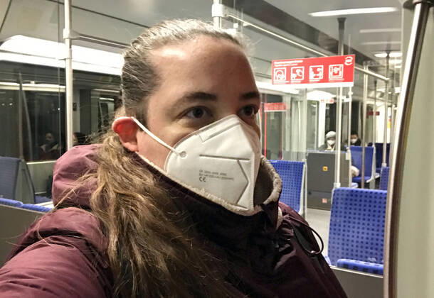 20.01.2021, Berlin, GER - Frau in einer S-Bahn traegt in Zeiten der Coronapandemie eine FFP2-Maske. (MR=yes, 40-50 Jahre, Abteil, Alltag, Atemmaske, Aufkleber, Bahn, Berlin, Coronaepidemie, Coronainfektion, Coronakrise, Coronapandemie, Coronavirus, Coronavirus SARS-CoV-2, Covid 19, Covid-19, deutsch, Deutschland, Europa, europaeisch, Fahrgast, FFP2, FFP2-Maske, Frau, geschuetzt, Gesellschaft, Hinweise, innen, Innenaufnahme, Jahreszeit, Kaukasierin, kaukasisch, Maske, Maskengebot, Maskenpflicht, Mensch, Menschen, Mindestabstand, Mund-Nase-Schutz, Mund-Nasen-Schutz, Mundschutz, Mundschutzgebot, Mundschutzpflicht, Nahverkehr, oeffentlicher Personennahverkehr, OEPNV, Person, Personen, Personennahverkehr, QF, Querformat, S-Bahn, S-Bahnwaggon, Sc