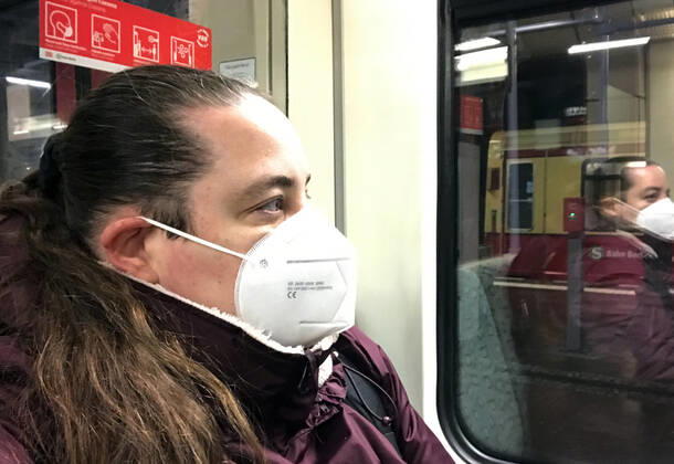 20.01.2021, Berlin, GER - Frau in einer S-Bahn traegt in Zeiten der Coronapandemie eine FFP2-Maske. (MR=yes, 40-50 Jahre, Abteil, Alltag, Atemmaske, Bahn, Berlin, Coronaepidemie, Coronainfektion, Coronakrise, Coronapandemie, Coronavirus, Coronavirus SARS-CoV-2, Covid 19, Covid-19, deutsch, Deutschland, Europa, europaeisch, Fenster, FFP2, FFP2-Maske, Frau, geschuetzt, Gesellschaft, innen, Innenaufnahme, Jahreszeit, Kaukasierin, kaukasisch, Maske, Maskengebot, Maskenpflicht, Mensch, Mund-Nase-Schutz, Mund-Nasen-Schutz, Mundschutz, Mundschutzgebot, Mundschutzpflicht, Nahverkehr, oeffentlicher Personennahverkehr, OEPNV, Person, Personennahverkehr, QF, Querformat, Reflexion, S-Bahn, Schutz, Schutzmaske, spiegeln, Spiegelung, verpflichtend, Verpf