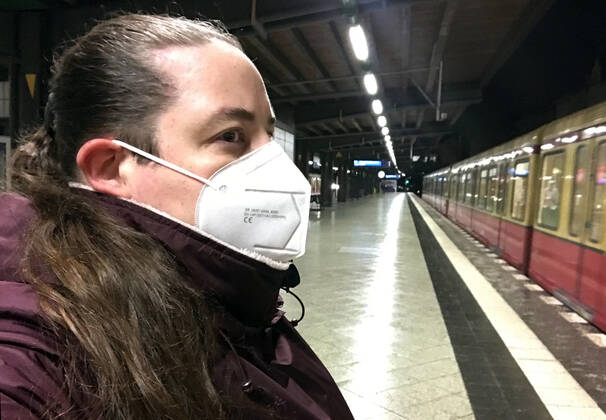 20.01.2021, Berlin, GER - Frau auf einem S-Bahnhof traegt in Zeiten der Coronapandemie eine FFP2-Maske. (MR=yes, 40-50 Jahre, Alltag, Atemmaske, aussen, Aussenaufnahme, Bahn, Bahnhof, Berlin, Coronaepidemie, Coronainfektion, Coronakrise, Coronapandemie, Coronavirus, Coronavirus SARS-CoV-2, Covid 19, Covid-19, deutsch, Deutschland, Europa, europaeisch, FFP2, FFP2-Maske, Frau, geschuetzt, Gesellschaft, Jahreszeit, Kaukasierin, kaukasisch, Maske, Maskengebot, Maskenpflicht, Mensch, Mund-Nase-Schutz, Mund-Nasen-Schutz, Mundschutz, Mundschutzgebot, Mundschutzpflicht, Nacht, Nachtaufnahme, nachts, Nahverkehr, oeffentlicher Personennahverkehr, OEPNV, Person, Personennahverkehr, QF, Querformat, S-Bahn, S-Bahnhof, Schutz, Schutzmaske, verpflichtend,