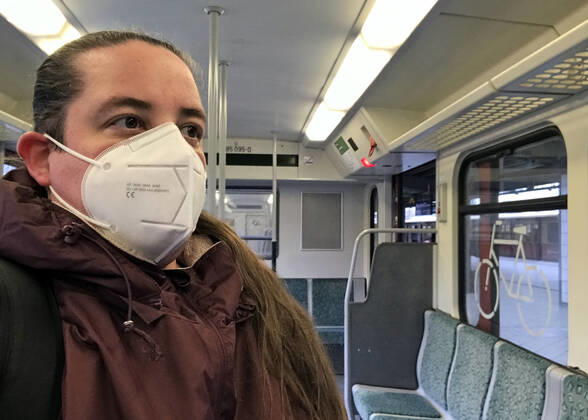 20.01.2021, Berlin, GER - Frau in einer S-Bahn traegt in Zeiten der Coronapandemie eine FFP2-Maske. (MR=yes, 40-50 Jahre, Abteil, Alltag, Atemmaske, Bahn, Berlin, Coronaepidemie, Coronainfektion, Coronakrise, Coronapandemie, Coronavirus, Coronavirus SARS-CoV-2, Covid 19, Covid-19, deutsch, Deutschland, Europa, europaeisch, Fahrgast, FFP2, FFP2-Maske, Frau, geschuetzt, Gesellschaft, innen, Innenaufnahme, Jahreszeit, Kaukasierin, kaukasisch, Maske, Maskengebot, Maskenpflicht, Mensch, Mund-Nase-Schutz, Mund-Nasen-Schutz, Mundschutz, Mundschutzgebot, Mundschutzpflicht, Nahverkehr, oeffentlicher Personennahverkehr, OEPNV, Person, Personennahverkehr, QF, Querformat, S-Bahn, Schutz, Schutzmaske, verpflichtend, Verpflichtung, Waggon, Westeuropa, Wi