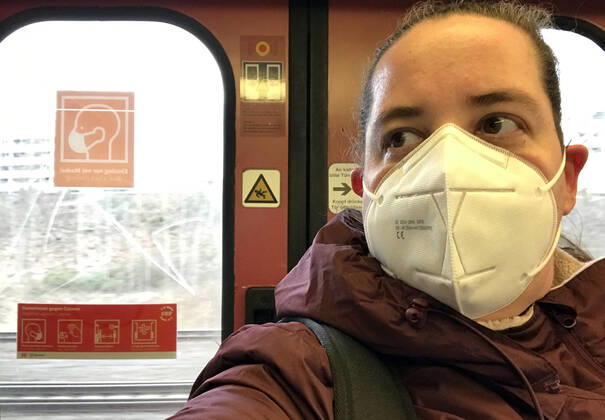 20.01.2021, Berlin, GER - Frau in einer S-Bahn traegt in Zeiten der Coronapandemie eine FFP2-Maske. (MR=yes, 40-50 Jahre, Abteil, Alltag, Atemmaske, Aufkleber, Bahn, Berlin, Coronaepidemie, Coronainfektion, Coronakrise, Coronapandemie, Coronavirus, Coronavirus SARS-CoV-2, Covid 19, Covid-19, deutsch, Deutschland, Europa, europaeisch, Fahrgast, FFP2, FFP2-Maske, Frau, geschuetzt, Gesellschaft, Hinweise, innen, Innenaufnahme, Jahreszeit, Kaukasierin, kaukasisch, Maske, Maskengebot, Maskenpflicht, Mensch, Menschen, Mindestabstand, Mund-Nase-Schutz, Mund-Nasen-Schutz, Mundschutz, Mundschutzgebot, Mundschutzpflicht, Nahverkehr, oeffentlicher Personennahverkehr, OEPNV, Person, Personen, Personennahverkehr, QF, Querformat, S-Bahn, S-Bahnwaggon, Sc