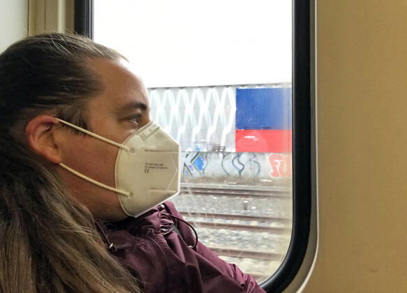 20.01.2021, Berlin, GER - Frau in einer S-Bahn traegt in Zeiten der Coronapandemie eine FFP2-Maske. (MR=yes, 40-50 Jahre, Abteil, Alltag, Atemmaske, Bahn, Berlin, Coronaepidemie, Coronainfektion, Coronakrise, Coronapandemie, Coronavirus, Coronavirus SARS-CoV-2, Covid 19, Covid-19, deutsch, Deutschland, Europa, europaeisch, Fenster, FFP2, FFP2-Maske, Frau, geschuetzt, Gesellschaft, innen, Innenaufnahme, Jahreszeit, Kaukasierin, kaukasisch, Maske, Maskengebot, Maskenpflicht, Mensch, Mund-Nase-Schutz, Mund-Nasen-Schutz, Mundschutz, Mundschutzgebot, Mundschutzpflicht, Nahverkehr, oeffentlicher Personennahverkehr, OEPNV, Person, Personennahverkehr, QF, Querformat, S-Bahn, Schutz, Schutzmaske, verpflichtend, Verpflichtung, Waggon, Westeuropa, Win