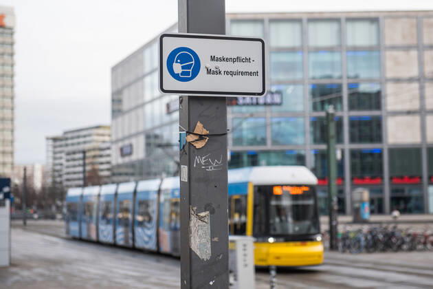Health Corona Virus Impact Impact of the Corona Crisis In the picture A sign to wear protective masks on Berlins Alexanderplatz 20 1 2021, Berlin