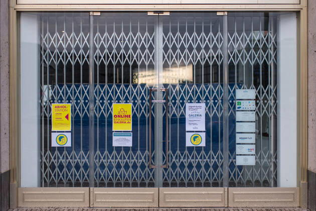 Health Corona Virus Impact Impact of Corona Crisis Pictured A closed branch of a clothing store at Berlins Alexanderplatz 20 1 2021, Berlin