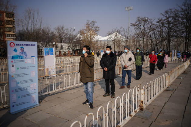 (210121) -- BEIJING, Jan. 21, 2021 -- Residents wait in line for nucleic acid test at a COVID-19 testing site in Daxing District of Beijing, capital of China, Jan. 20, 2021. Daxing District of the national capital Beijing started a mass nucleic acid testing in an effort to contain the latest COVID-19 resurgence. ) CHINA-BEIJING-COVID-19-TESTING (CN) PengxZiyang 
