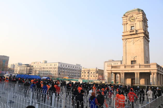 BEIJING, CHINA - JANUARY 20: Local residents queue up for nucleic acid testing at a square in Xicheng district on January 20, 2021 in Beijing, China.  Copyright: xVCGx CFP111314272535