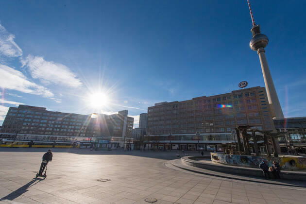 Berlin, sunny weather in winter The Alexanderplatz in Berlin in the sunshine on 21 01 2021 Berlin Berlin Germany