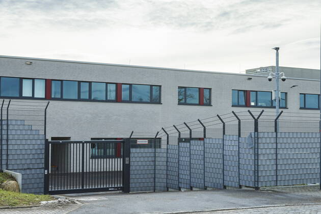 Forced accommodation for quarantine refusers Accommodation facility for quarantine refusers in Saxony Persons who do not comply with the quarantine requirements ordered by the court can be admitted and segregated in the former initial reception facility Dresden Saxony GERMANY